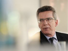 De Maiziere erstaunt die Debatte über den Afghanistan-Abzug.