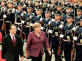 Merkel wurde mit militärischen Ehren empfangen.