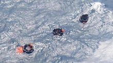 Rettungsinseln vor der gesunkenen Fähre "Rabaul Queen" vor Papua-Neuguinea.