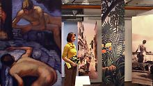 Eine Besucherin in der Ausstellung "Wollust des Untergangs".