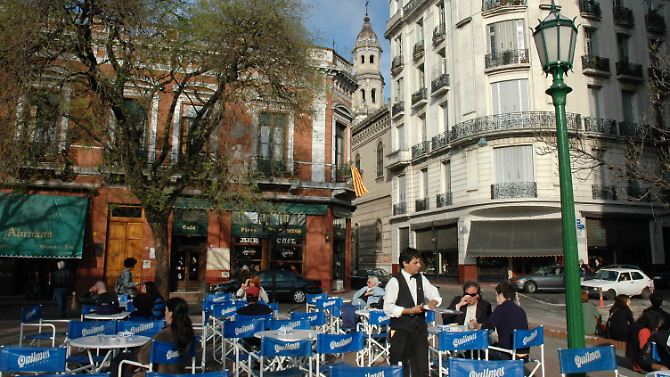 Auf dem Plaza Dorrego im Zentrum von San Telmo, dem ältesten Viertel der Stadt, treffen sich Paare, Obdachlose, Straßenkünstler und Touristen.