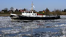 Zwangspause auf dem Eis: Elbe für Schifffahrt gesperrt