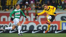  Der Dresdner Robert Koch (r.) erzielt per Heber den Treffer zum 1:0.