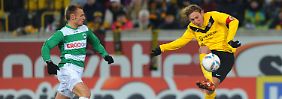  Der Dresdner Robert Koch (r.) erzielt per Heber den Treffer zum 1:0.