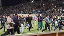 Die Fans stürmen den Innenraum des Stadions.