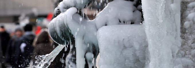 Die Kälte lässt Brunnen zufrieren.