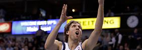 Dirk Nowitzki steigt hoch und wird gleich den Ball in den Korb legen.