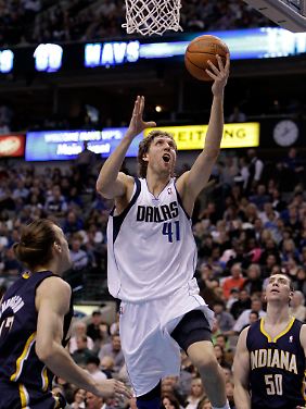 Dirk Nowitzki steigt hoch und wird gleich den Ball in den Korb legen.
