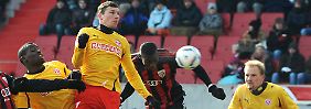 Jose Alex Ikeng von Ingolstadt (M.) köpft das 1:0 gegen Düsseldorf.