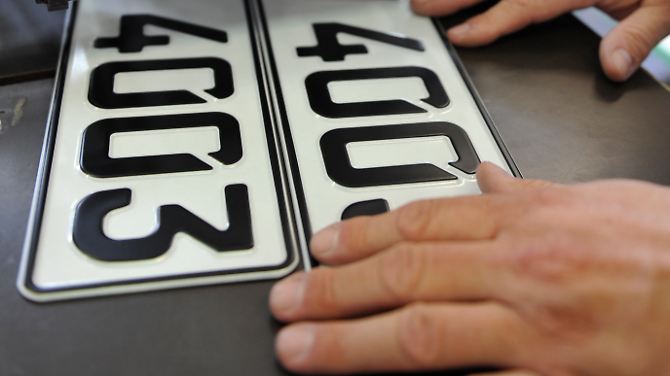 Besitzer mehrerer Autos sparen mit dem Wechselkennzeichen vielleicht Versicherungsprämien.