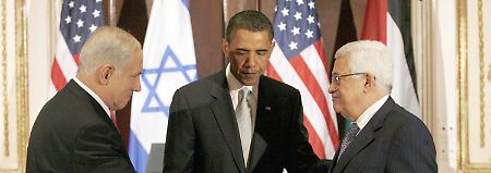 Barack Obama (M) begrüßt den israelischen Ministerpräsidenten Benjamin Netanjahu (l) und Palästinenserpräsident Mahmud Abbas beim Nahost-Dreiergipfel in New York (Archivbild vom 22.09.2009). 