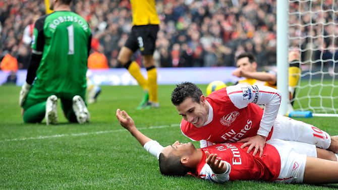 Robin Van Persie (o.) und Theo Walcott kommen sich näher.