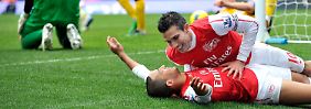 Robin Van Persie (o.) und Theo Walcott kommen sich näher.