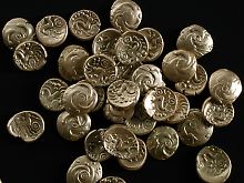 Die goldenen Münzen des keltischen Volksstammes der EBuronen stammt aus dem 1. Jahrhundert vor Christus.