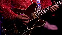 Chuck Berry gilt als Erfinder des Duckwalk, einer Showeinlage bei der der Gitarrist in halber Hockstellung auf einem angewinkelten Bein langsam vorwärts hüpft, während er das andere Bein nach vorne ausstreckt.