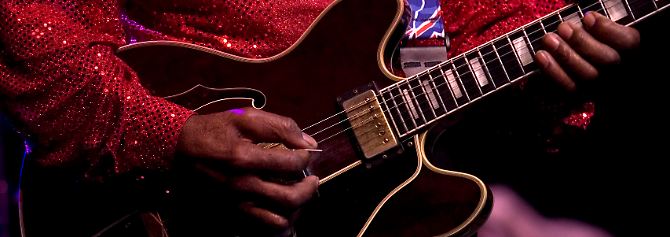 Chuck Berry gilt als Erfinder des Duckwalk, einer Showeinlage bei der der Gitarrist in halber Hockstellung auf einem angewinkelten Bein langsam vorwärts hüpft, während er das andere Bein nach vorne ausstreckt.
