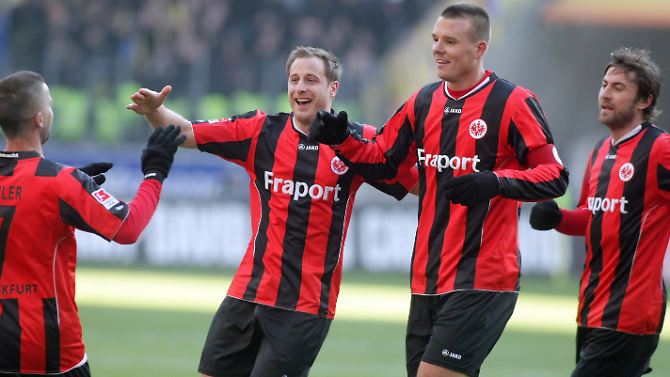 Geht doch: Die Frankfurter Benjamin Köhler, Matthias Lehmann, Torschütze Alexander Meier und Heiko Butscher jubeln.