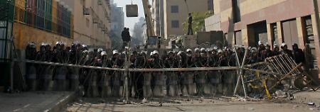 Die neuen Herrscher in Ägypten kämpfen derzeit an mehreren Fronten - auch gegen die Revolutionäre vom Tahrir-Platz.