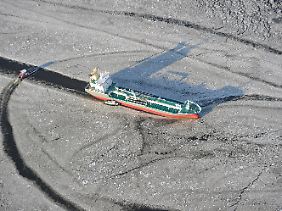 Frachtschiff in Hamburg: Die Elbe friert zu. 