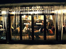 In Serbien flüchten diese Menschen hinter die Eiszapfen in ein gemütliches Café. 