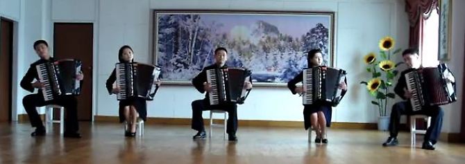 Achtziger-Hit auf dem Akkordeon: Höchst ungewöhnliche Klänge aus einem isolierten Land.