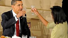 Das Ehepaar Obama  toastet sich nach Baracks Vereidigung am 20.01.2009 bei einem Essen zu.