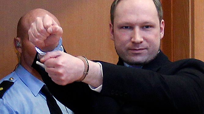 Erste Fotos seit dem Massenmord: Breivik versucht großen Auftritt