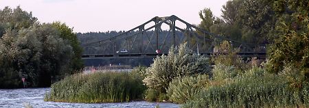 Die Glienicker Brücke bildet die Landesgrenze zwischen Berlin und Potsdam und war zu DDR-Zeiten Austauschpunkt für Spione beider Seiten.
