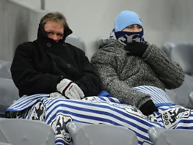 Auch wenns friert: Die Fans bleiben der Fußball-Bundesliga treu.