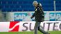Nach dem schlappen Spiel gegen Augsburg: Hoffenheims Trainer Stanislawski verlässt den Rasen.