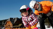 Skifahren lernen mit Spiel und Spaß: Die Kinder sind mit Eifer bei der Sache.