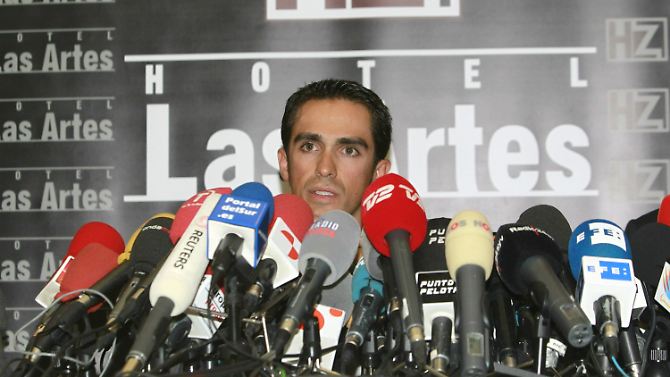 Unschuld vom Lande: Alberto Contador beteuerte auf einer Pressekonferenz in seinem Heimatort Pinto seine Unschuld und seinen Willen, weiterzumachen.