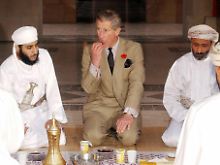 Prinz Charles beim abendlichen Fastenbrechen während des Ramadan in Muscat, der Hauptstadt des Oman. (Archivbild vom 8. November 2003)