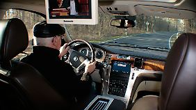 Der Fahrer genießt den Komfort, während die Fondspassagiere sich per DVD belustigen lassen.