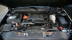Sechs Liter Hubraum dezent versteckt in einem ausladenden Motorraum. Links ist die Hybrid-Einheit zu erkennen.