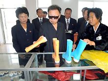 Kim Jong Il beim Besuch eines Betriebes vor wenigen Tagen.
