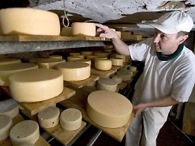 Heutzutage baut man Käse nach. Früher trugen die verschiedenen Lagerorte maßgeblich zur Entstehung unterschiedlicher Käsesorten bei.