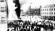 Kriegsrecht in Polen: Panzer rollen durch Danzigs Straßen im Dezember 1981.