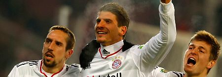 So sehen Sieger aus: Die Torschützen Franck Ribery (l.) und Mario Gomez (M.) jubeln mit Toni Kroos.