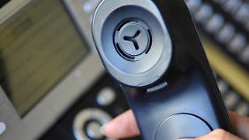 Mit vorgeschobenen Fragen ergaunerten sich die Betrüger das "Ja" der Telefonkunden.