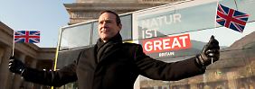 Der britische Botschafter Simon McDonald schwenkt für sein Land die nationale Werbeflagge.