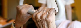 Jeder dritte Pflege-Bescheid zu spät: Kranke erhalten Entschädigung