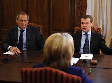 Clinton bei Medwedew. Neben der Präsidenten sitzt der russische Außenminister Lawrow.