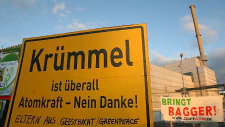 RWE fürchtet Auseinandersetzungen mit Atomkraftgegnern. (Schilder und Plakate gegen Atomkraft vor dem Atomkraftwerk in Krümmel)