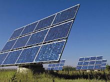 Elemente einer Photovoltaik-Anlage auf einer Wiese der fränkischen Gemeinde Arnstein. Die Förderung für Solaranlagen auf Ackerflächen soll gekürzt werden.