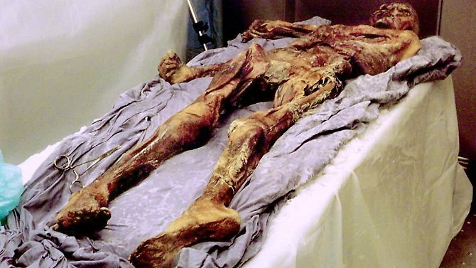 Der berühmteste Ureinwohner des Ötztals: Die 5300 Jahre alte Gletscherleiche "Ötzi" im Archäologischen Museum in Bozen. 