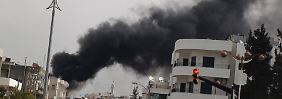 Rauch steigt über einem Vorort von Homs auf.