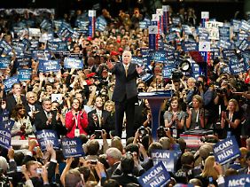 John McCain lässt sich auf dem Parteitag der Republikaner 2008 feiern.