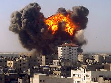 Eine israelische Bombe explodiert in Rafah im Gazastreifen (Archivfoto vom 13. Januar 2009).