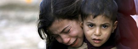 Zwei palästinensische Kinder im Gazastreifen weinen während der Beerdigung ihrer durch einen israelischen Raketenangriff getöteten Geschwister (Archivfoto vom 14. Januar 2009). 